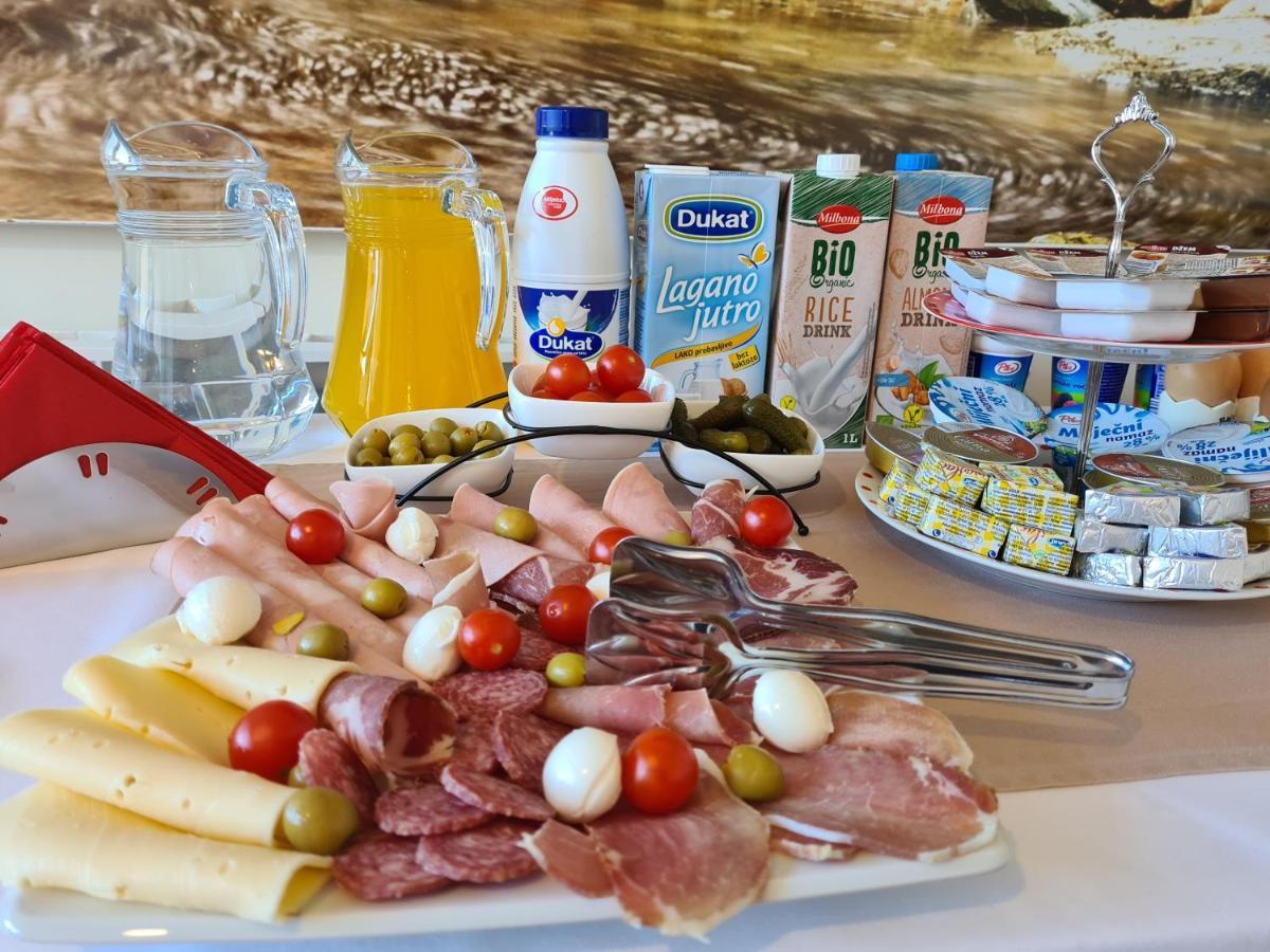 Guest House Slatki Snovi Knin Eksteriør billede