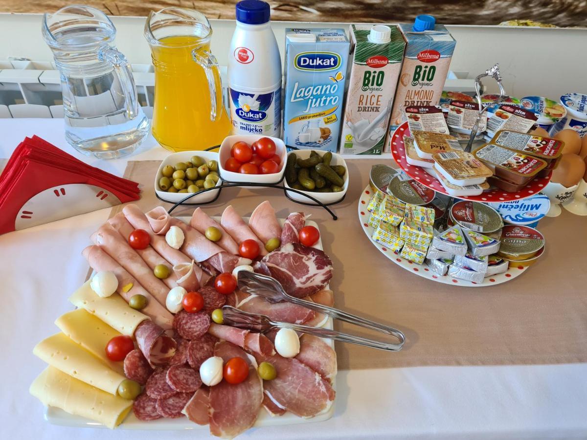 Guest House Slatki Snovi Knin Eksteriør billede