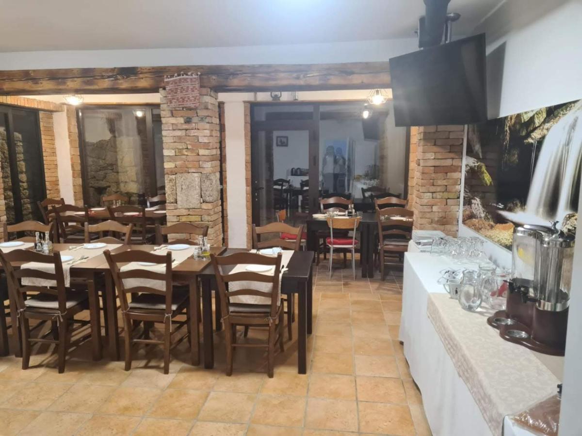 Guest House Slatki Snovi Knin Eksteriør billede
