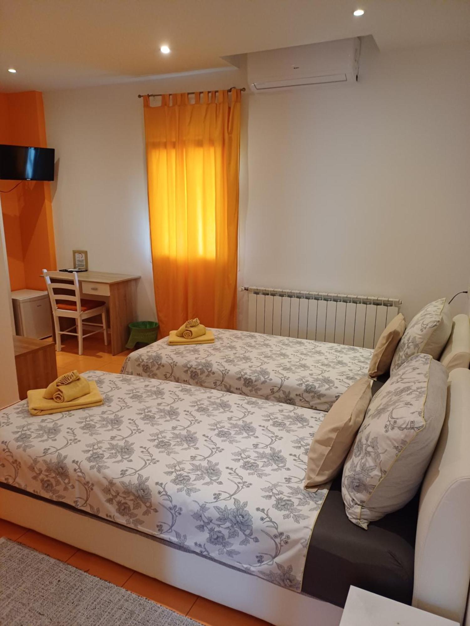 Guest House Slatki Snovi Knin Eksteriør billede